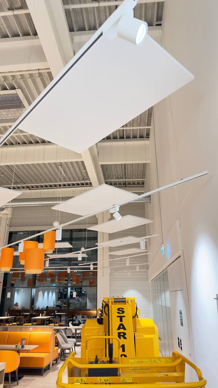 Möbelmontage bei Globus Eschborn, Montage von Akustikelementen an Decken in bis zu 8 Metern Höhe durch Si Transporte und Montage GmbH (Foto 1 von 3)