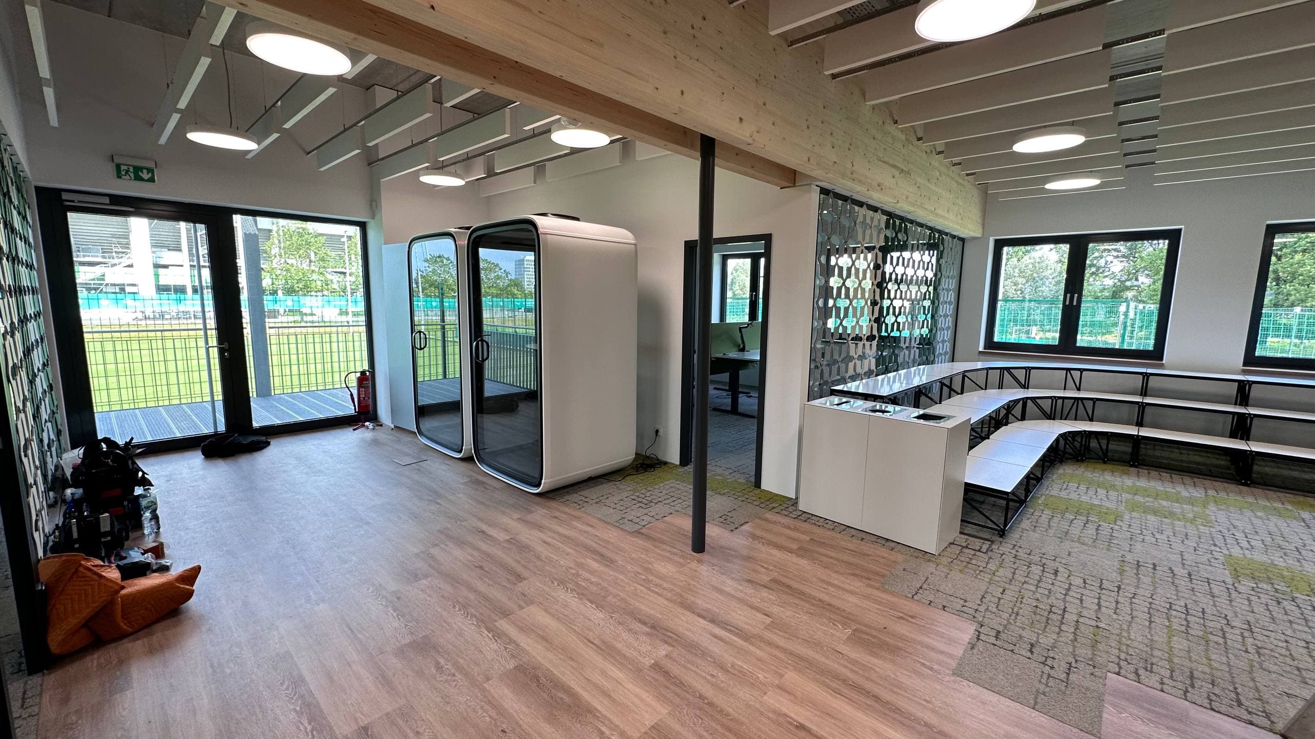 Möbelmontage in der Würzburg Arena, Büroeinrichtung für ein Projekt des Deutschen Fußballbundes durch Si Transporte und Montage GmbH (Foto 1 von 4)