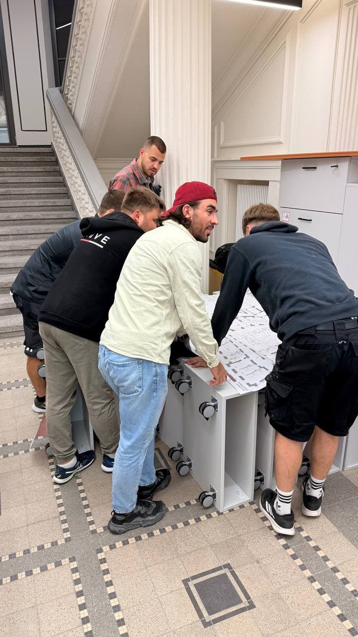 Das Team der Si Transporte und Montage GmbH bespricht den Ablauf eines Einsatzes
